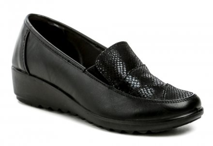 Dámska celoročná vychádzková obuv na miernom kline, vyrobená z kombinácie syntetickej a prírodnej kože.