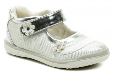 Detská letná vychádzková obuv so zapínaním na suchý zips. Obuv je vyrobená zo syntetického materiálu a stielkou z prírodnej kože.