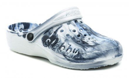 Chlapčenská letná nazúvacia obuv s opaskom okolo päty alebo cez priehlavok, vyrobená zo syntetického materiálu